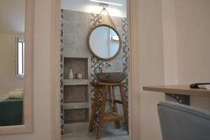 een badkamer met een spiegel, een kruk en een wastafel bij Domo e Sorres in Olbia +93 foto's