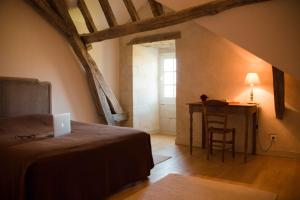 Un pat sau paturi într-o cameră la Surprenantes - Château du Pé