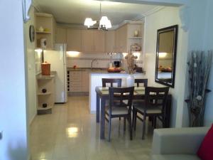 cocina y comedor con mesa y sillas en Apartment 241, en Gran Alacant