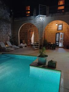 Bazén v ubytování Arkati house nebo v jeho okolí