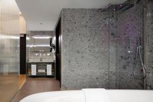 A bathroom at VERSOVERDE HOTEL Alzaia Naviglio Grande