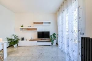 Kuchyň nebo kuchyňský kout v ubytování App 106m2 2letti matrimoniali e divano letto, box free - LA CASA VERDE - MilanoFieraRhoComo Saronno MXP Monza Ceriano Laghetto