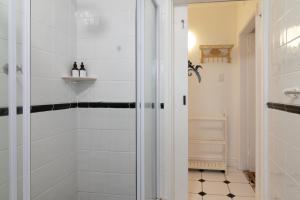 Et badeværelse på Moonlit Tides Cottage