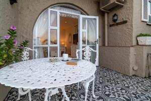 En balkon eller terrasse på Moonlit Tides Cottage