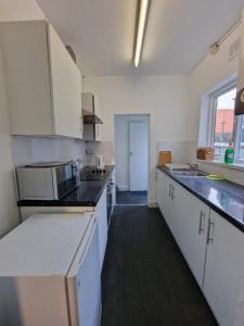 Η κουζίνα ή μικρή κουζίνα στο Nice Living Serviced Accommodations 12