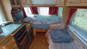 Η κουζίνα ή μικρή κουζίνα στο Camping w Lesie +12 φωτογραφίες