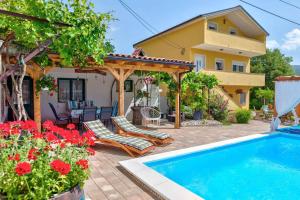 Bazén v ubytování Holiday home in Drivenik 39098 nebo v jeho okolí