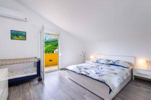 Postel nebo postele na pokoji v ubytování Holiday home in Drivenik 39098 + 27 fotografií