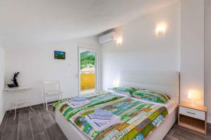 Postel nebo postele na pokoji v ubytování Holiday home in Drivenik 39098