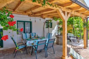Balkón nebo terasa v ubytování Holiday home in Drivenik 39098
