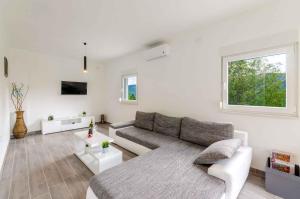 TV a/nebo společenská místnost v ubytování Holiday home in Drivenik 39098
