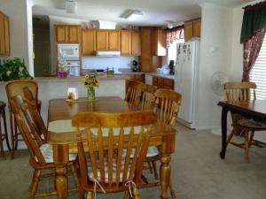 une cuisine avec une table et des chaises en bois ainsi qu'une salle à manger dans l'établissement Rainbow House, à Angel Fire