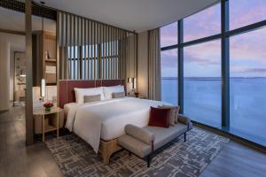 Postel nebo postele na pokoji v ubytování NUSTAR Hotel Cebu + 28 fotografií
