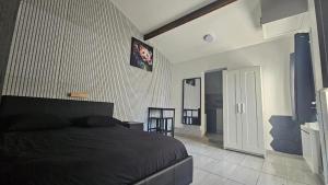 a bedroom with a black bed in a room at Maisonnette Grande Hauteur Proche Paris & Stade De France in Drancy
