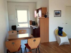 a kitchen with a table and chairs in a room at Ferienwohnungen Meyerhoff Temmen in Temmen-Ringenwalde