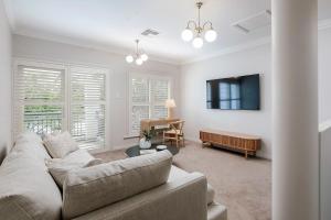 ein Wohnzimmer mit Sofa und Tisch in der Unterkunft Adelaide Oval Townhouse - Walk to the AFL & CBD in North Adelaide