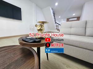 南邦52PrivateHouse บ้านพักส่วนตัว ใจกลางเมือง Free Netflix & Youtube premium的客厅里有一张桌子和一张沙发