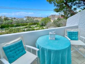Balkón nebo terasa v ubytování BLE, Oneiropagida, Aegina + 27 fotografií