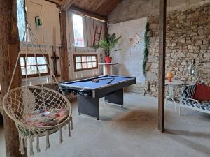Biliár nebo kulečník v ubytování Le Relais De Rochepaule