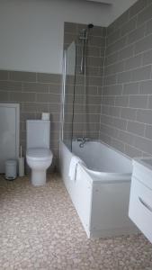 A bathroom at The White Lodge Hotel 