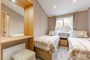 Postel nebo postele na pokoji v ubytování The Harrogate - Norfolk Cottage Agency