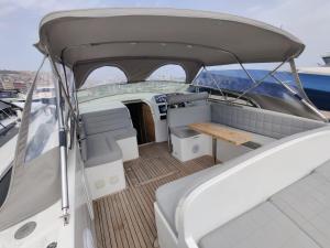 ein Boot mit einem Tisch auf der Rückseite in der Unterkunft Luxurious Caprie Italia Boat Rental with Breathtaking Ocean Views in Marina Grande di Capri