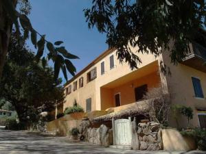 バージャ・サルディニアにあるCharming House in Sassari with Ocean Viewsの石壁の建物