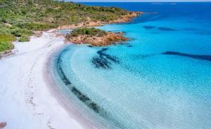 バージャ・サルディニアにあるCharming House in Sassari with Ocean Viewsの青い海水の海岸の空中風景 +2枚の写真