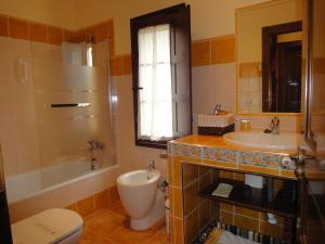 Koupelna v ubytování Apartamentos Rurales Villa del Sain Cudillero + 37 fotografií