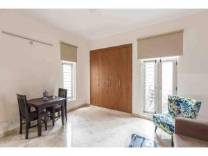 Ruang duduk di BluO 1BHK Koramangala - Kitchen, Lift, Parking +8 gambar