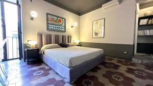 Un dormitorio con una cama y una estantería. en Montalto Luxury House, en Siracusa 21 fotos más