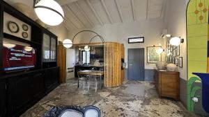 Una sala de estar con una mesa y un comedor. en Montalto Luxury House, en Siracusa