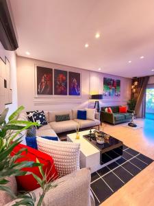 een woonkamer met een bank en een tafel bij Privilege house Opale in Marrakesh