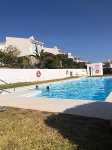 Basen w obiekcie Maison Gaïa: Tranquility near the sea with garden lub w pobliżu