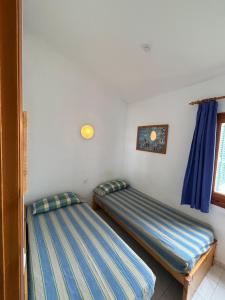 En eller flere senge i et værelse på Villa Marta