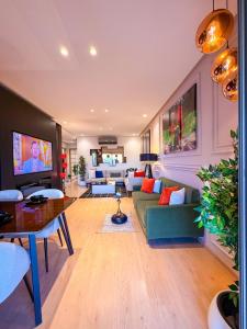 een woonkamer met een bank en een tafel bij Privilege house Opale in Marrakesh +43 foto's