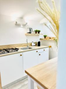a kitchen with white cabinets and a sink at Stationsuite N5 Spa Privata Idromassaggio & wifi in centro vicino alla Stazione centrale in Palermo