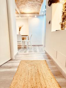 a hallway with a rug on the floor at Stationsuite N5 Spa Privata Idromassaggio & wifi in centro vicino alla Stazione centrale in Palermo