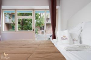 A bed or beds in a room at Mr Brown Home and suites