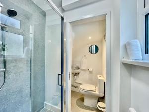 Un baño con inodoro y ducha de cristal. en Stylish Cosy 2 Bed Ilford Home with Free Parking, en Ilford
