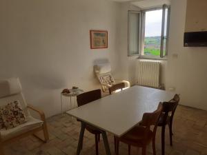 a living room with a white table and chairs at casa viale marconi in Monte San Pietrangeli