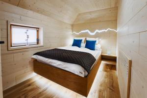 Postel nebo postele na pokoji v ubytování Luxury Alpine Chalet & Sauna Pinja - Velika Planina - I FEEL ALPS