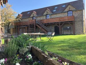 a house with a table and chairs in the yard at Braunsberger Höfe - Urlaub auf dem Bauernhof in Braunsberg