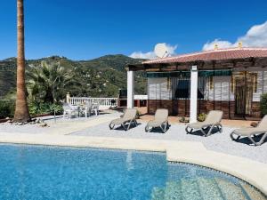 une villa avec piscine et une maison dans l'établissement Cortijo Mira con piscina privada by At Home, à Río