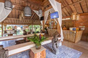 uma área de refeições de uma villa com um restaurante em Taman Sari Bali Resort and Spa em Pemuteran