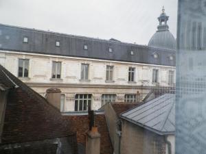 a building with a clock on the front of it at Hôtel du Commerce in Auxerre