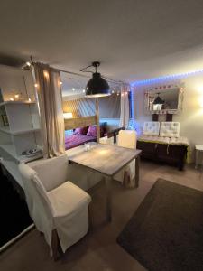 un salon avec une table et des chaises et un lit dans l'établissement Love-room Discret 40 m2 Bormes les mimosas village avec Terrasse, à Bormes-les-Mimosas 95 autres photos