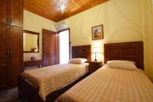 A bed or beds in a room at Driopes Villas
