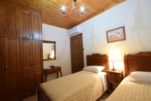 A bed or beds in a room at Driopes Villas