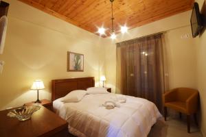 A bed or beds in a room at Driopes Villas